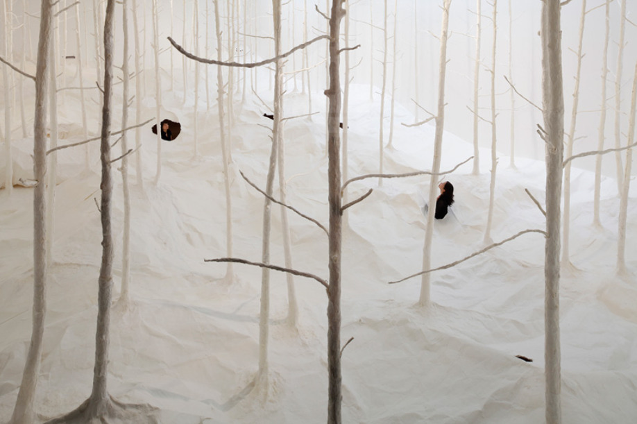 札幌国際芸術祭2014で和紙でできた林「ヴァルト・アウス・ヴァルト（林による林）」を展示。栗林隆氏が製作