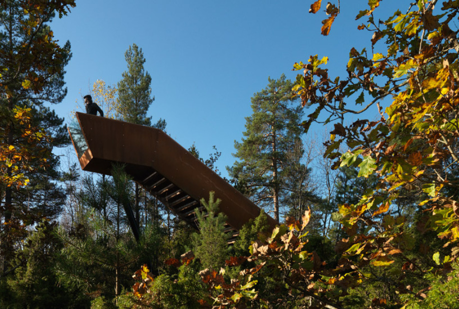 ノルウェーのストッケにできた「森の階段」。SAUNDERS建築事務所が設計