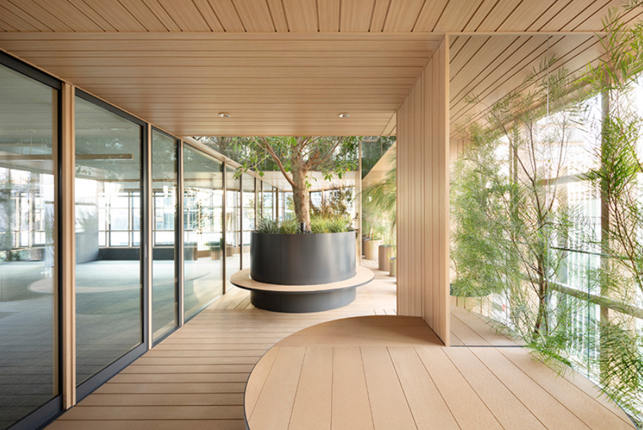有限会社nendoが、東京の木造建築の最上階にテラス「スカイフォレスト」を設置