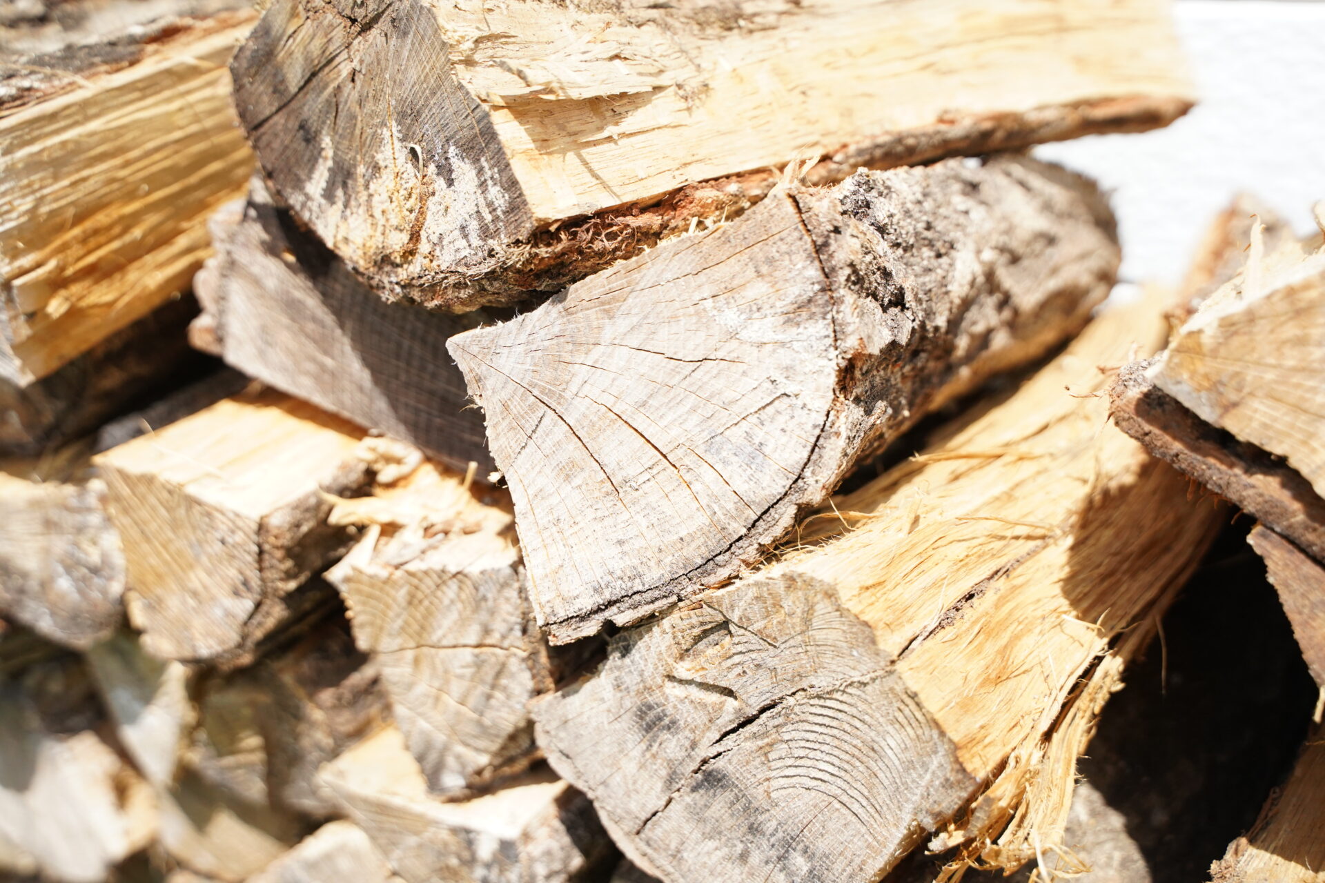 薪の乾燥方法とは？最適な期間や保管の仕方、乾燥度の見分け方も解説