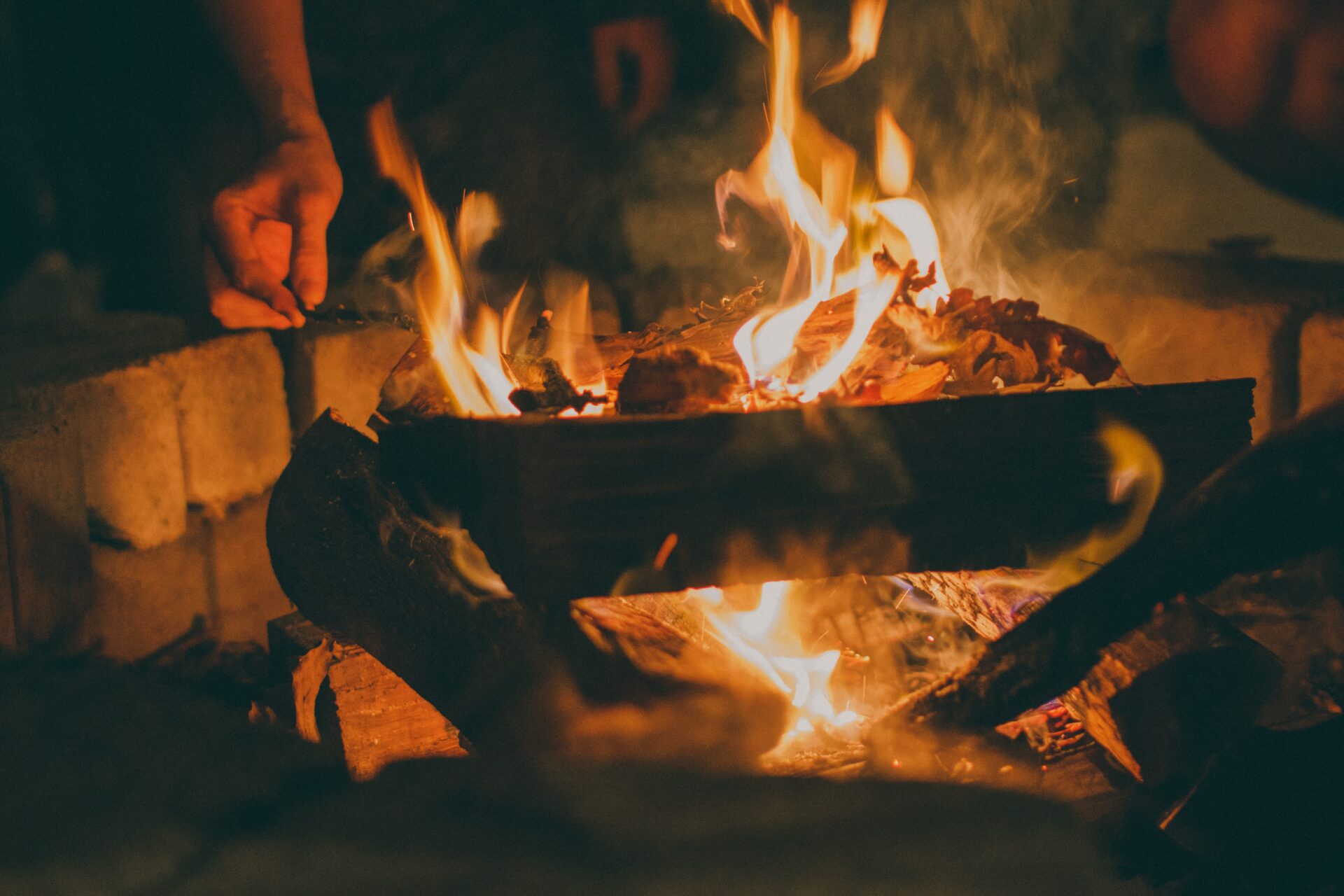 焚き火のための簡単な火起こし方法。道具や焚き付けのコツもくわしく解説
