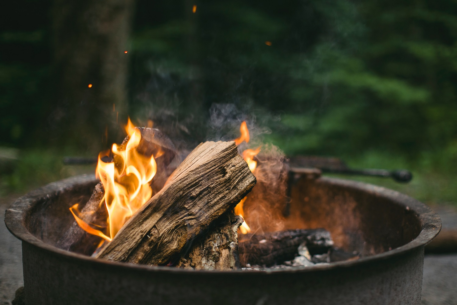 【初心者向け】焚き火のやり方をステップで紹介。準備するものや薪の選び方
