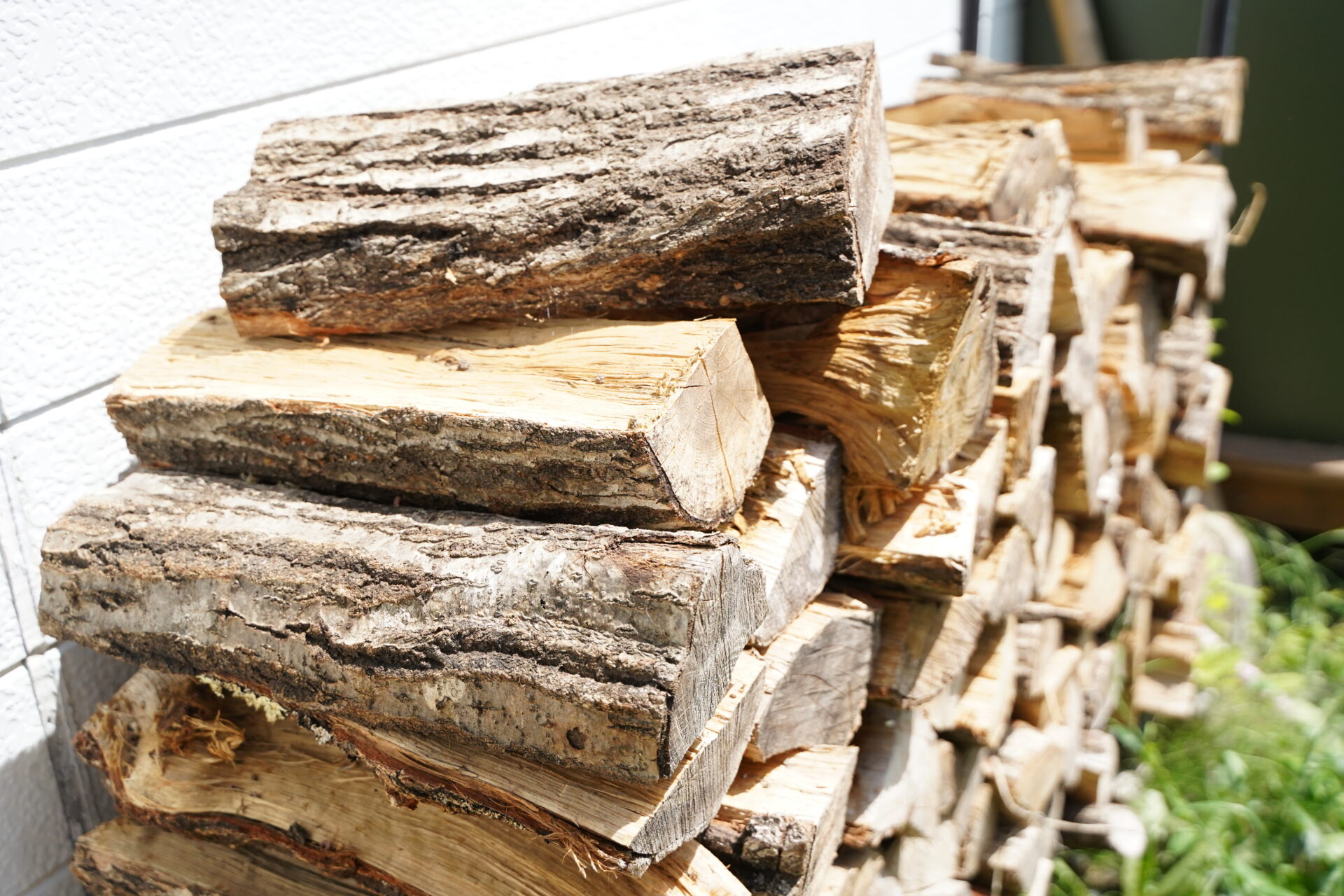 薪の作り方やコツを紹介。薪に適した木や必要な道具の選び方とは？