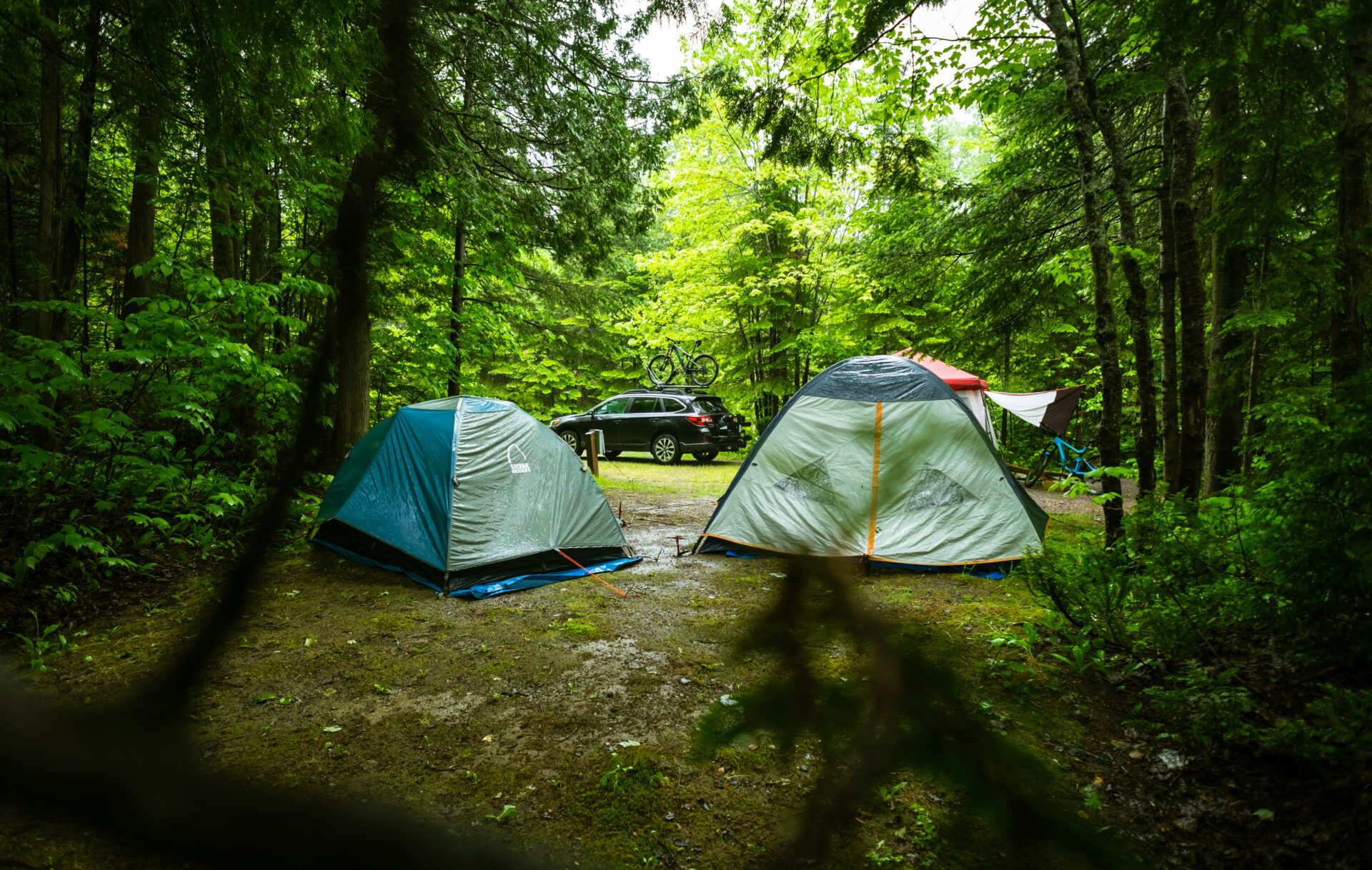雨キャンプを快適に過ごす対策と楽しみ方。必需品や注意点も解説